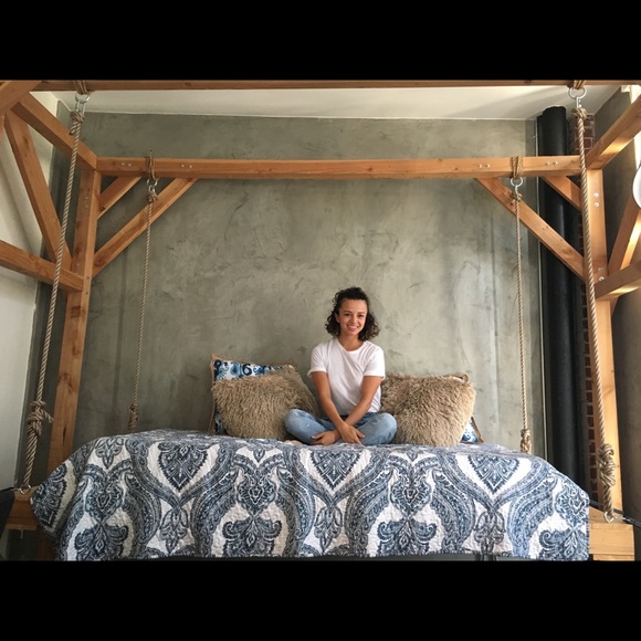 Meet your Posher, Claudia - Picture 3 of 4